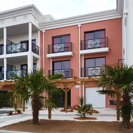 Coastal With Pool In *